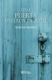 UNA PUERTA PINTADA DE AZUL